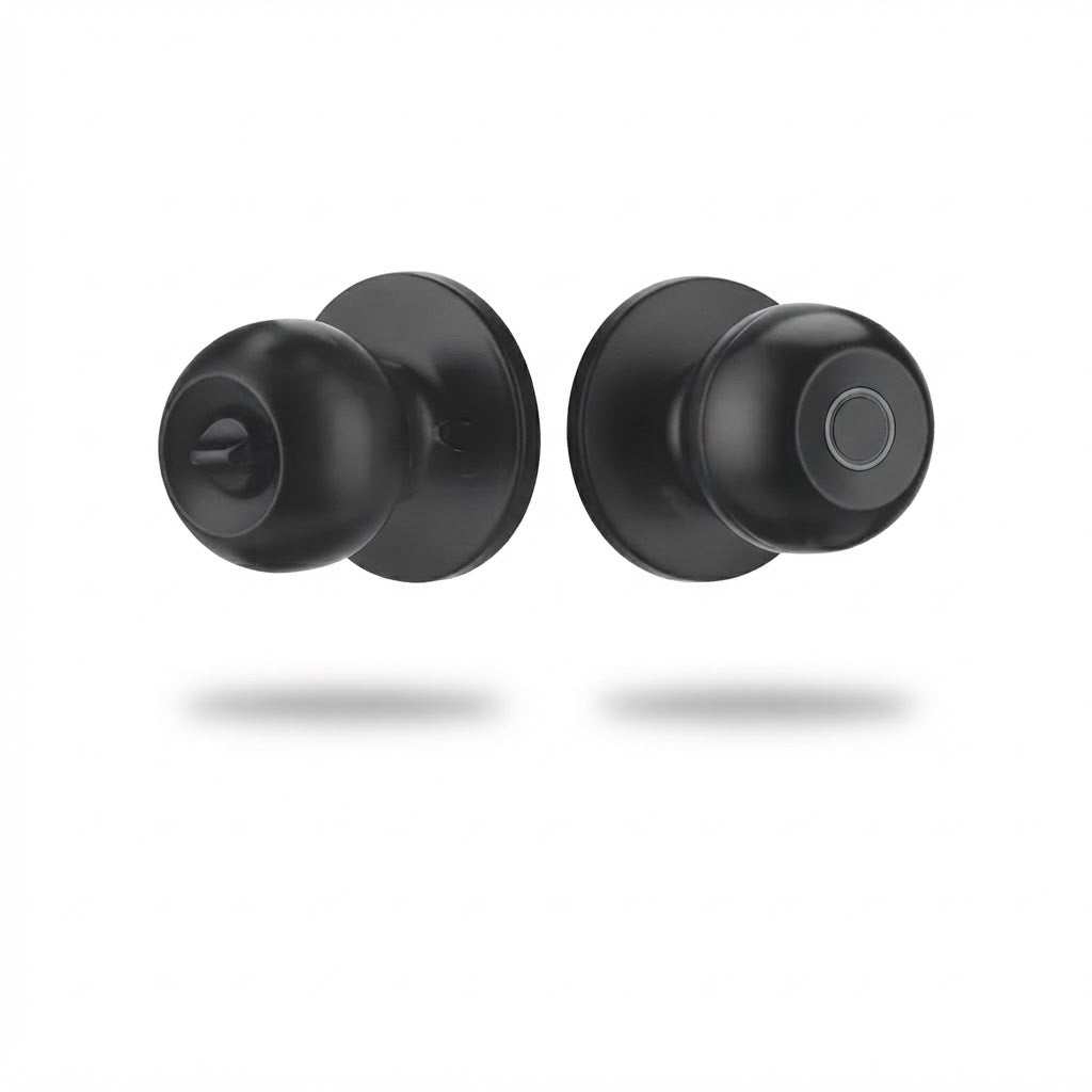 Dos pomos de puerta color negro, uno con cerradura de perilla y otro con sensor de huella digital, sobre fondo blanco
