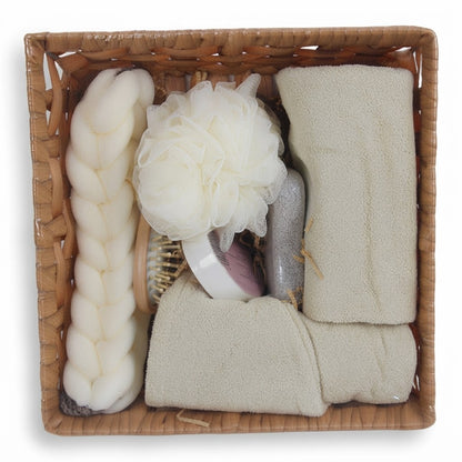 Set de baño de regalo en canasta de mimbre con toallas, esponja y cepillo