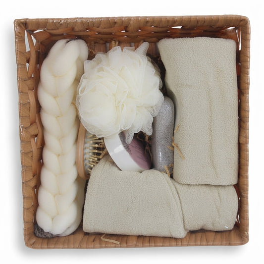 Set de baño de regalo en canasta de mimbre con toallas, esponja y cepillo