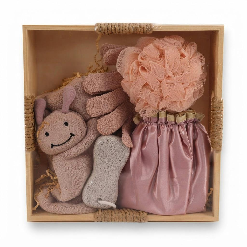 Set de baño de regalo en caja de madera 29 x 28 cm rosa sobre fondo blanco