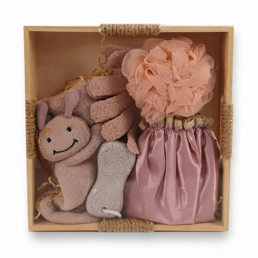 Set de baño de regalo en caja de madera 29 x 28 cm rosa sobre fondo blanco