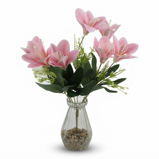 Arreglo de lirios artificiales en florero de vidrio 37 cm sobre fondo blanco