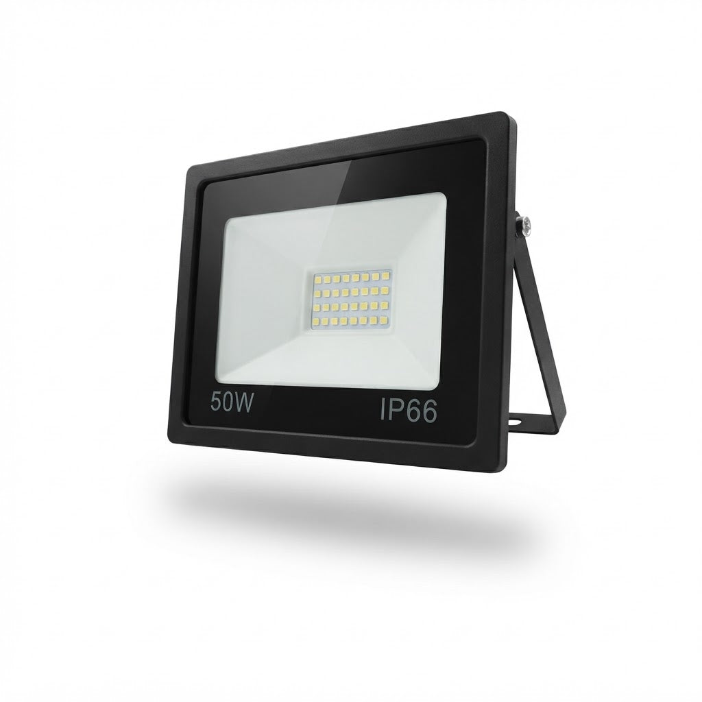 Reflector LED negro de 50W con certificación IP66, sobre fondo blanco