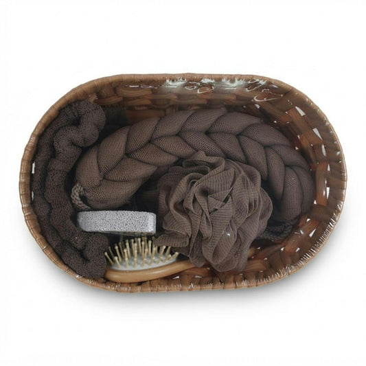 Set de baño de regalo en canasta ovalada 30 x 19 cm sobre fondo blanco