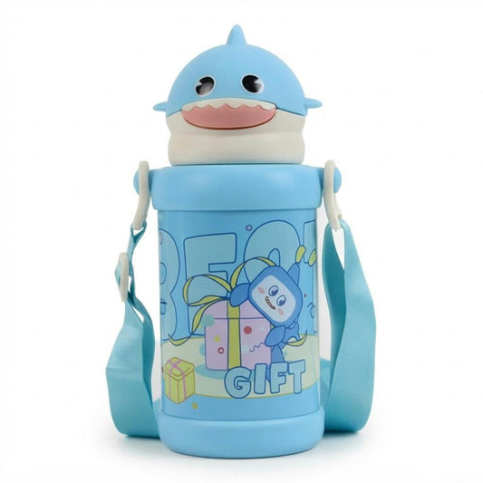 Botella térmica infantil 550 ml diseño tiburón con correa sobre fondo blanco