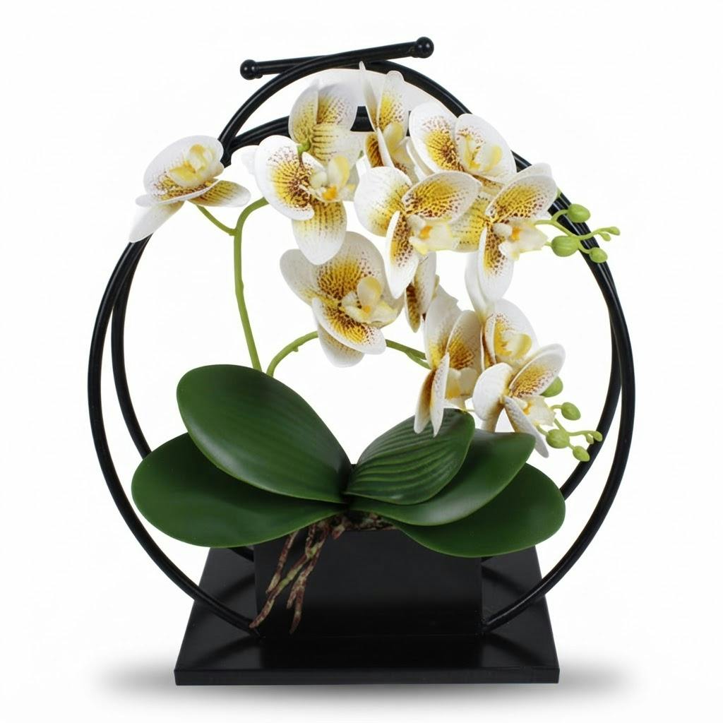 Orquídea artificial blanca con aro decorativo de metal 33 cm sobre fondo blanco