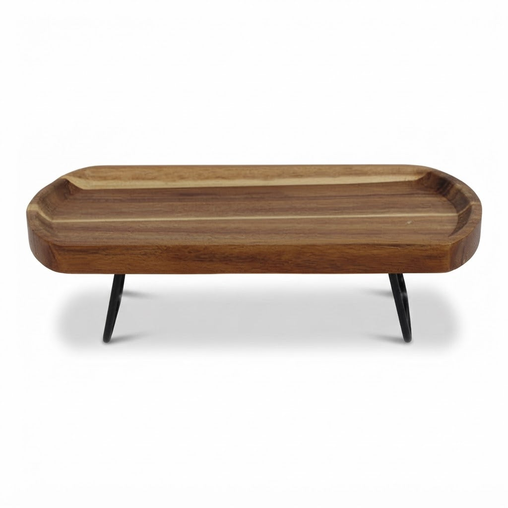 Bandeja de madera rectangular con patas de hierro negras
