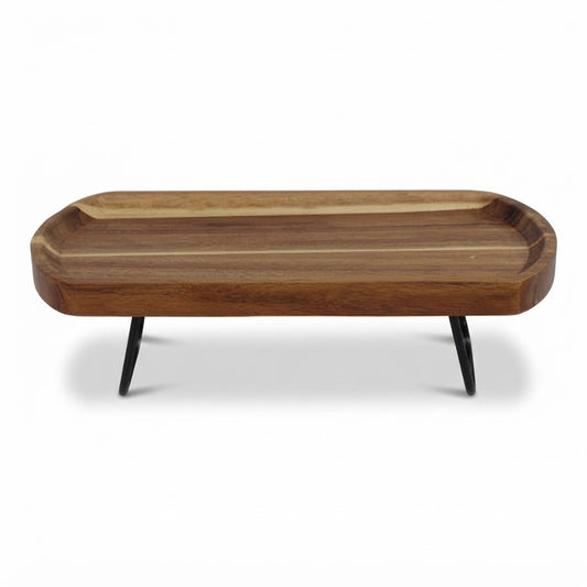 Bandeja de madera rectangular con patas de hierro negras