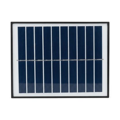 Vista de frente del panel solar con borde blanco de la lámpara de pared