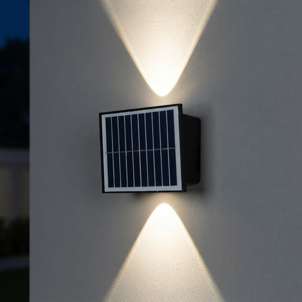 Lámpara solar de pared encendida de noche, proyectando un haz de luz hacia arriba y otro hacia abajo sobre la pared