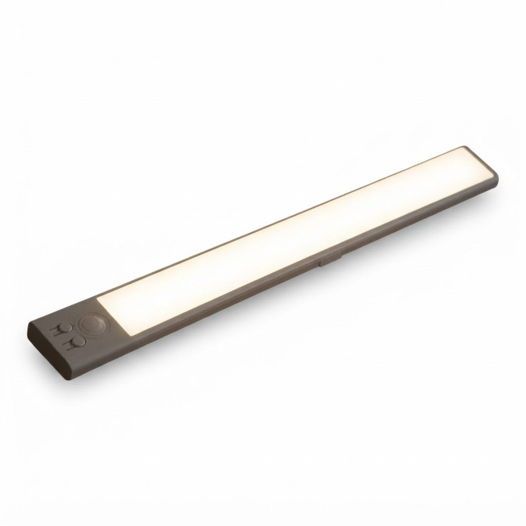 Luz LED con Sensor de Movimiento A-FL402 Recargable 40cm sobre fondo blanco