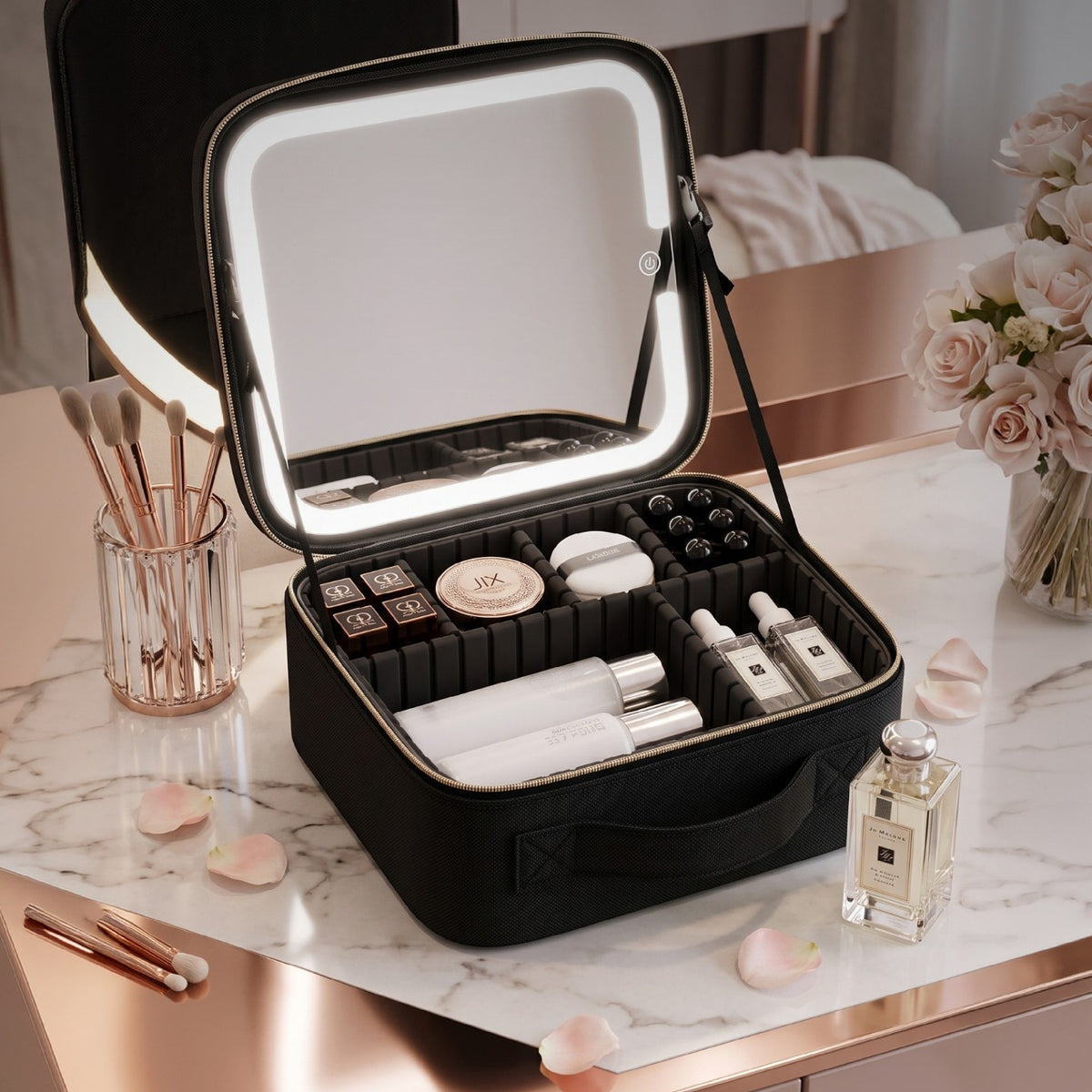 Maletín organizador de maquillaje SATE HZJ-625 negro abierto, con espejo LED táctil en la tapa y divisores regulables