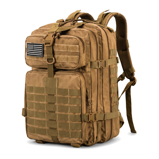 Mochila táctica color caqui con cintas MOLLE, hebillas laterales y parche de bandera, vista de frente en fondo blanco