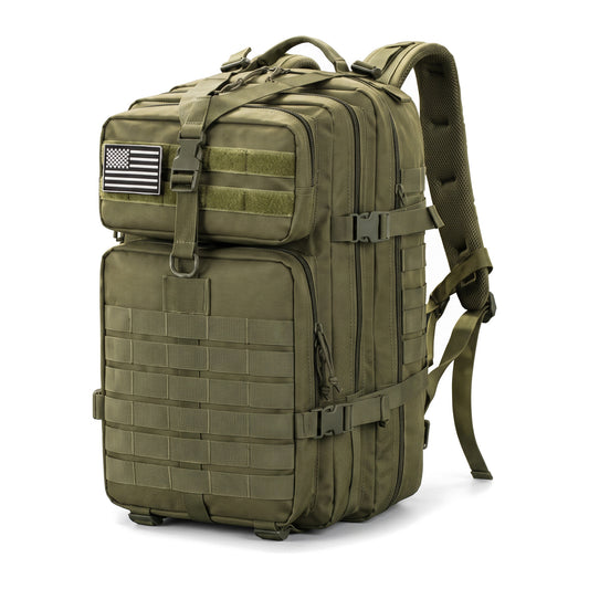 Mochila táctica verde oliva con cintas MOLLE, hebillas laterales y parche de bandera, vista de frente en fondo blanco