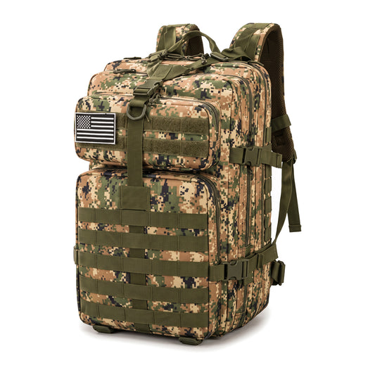 Mochila táctica camuflado digital verde y marrón con cintas MOLLE y parche de bandera, vista de frente en fondo blanco