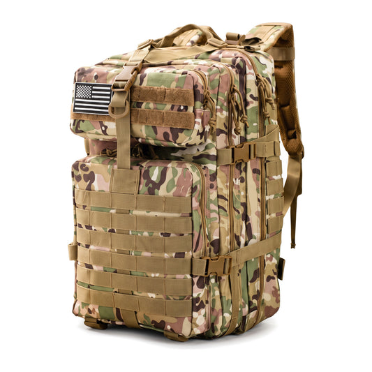 Mochila táctica camuflado multicolor beige, verde y marrón con cintas MOLLE y parche de bandera, vista de frente en fondo blanco