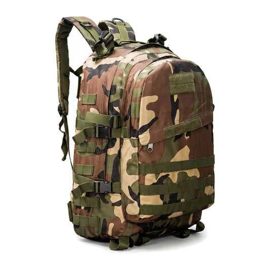 Mochila táctica camuflado clásico verde, marrón y beige con cintas MOLLE y correas verdes, vista de frente en fondo blanco