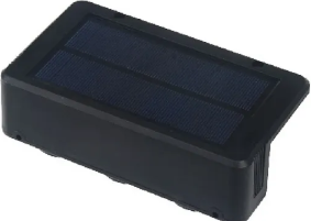 Reflector solar SATE A-FL1011 de cuerpo rectangular negro con panel solar integrado en la tapa