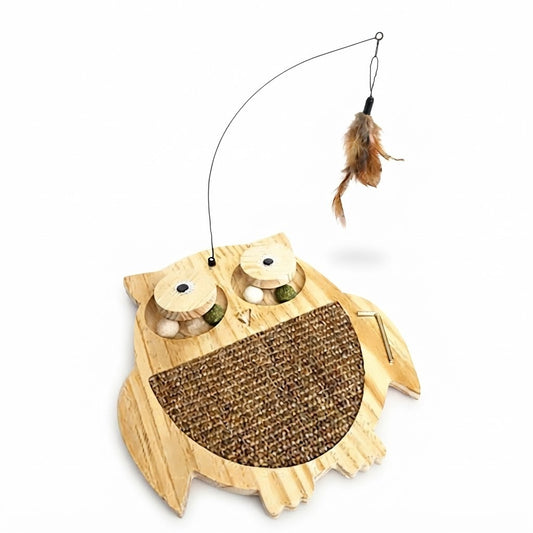 Rascador para gatos para uñas y juego, vista de producto sobre fondo blanco