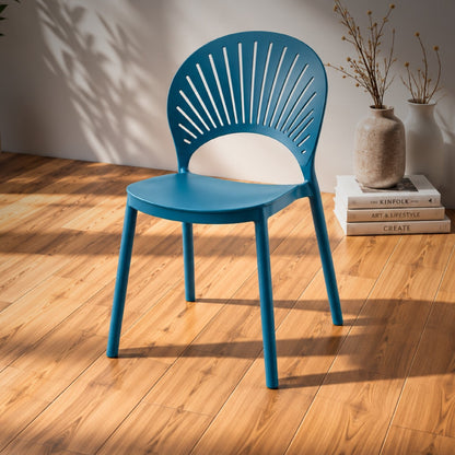 Silla de comedor SATE azul petróleo de polipropileno con respaldo calado en abanico, sobre piso de madera