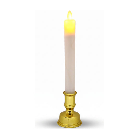 Vela LED alta color marfil con llama simulada, montada en base dorada, sobre fondo blanco